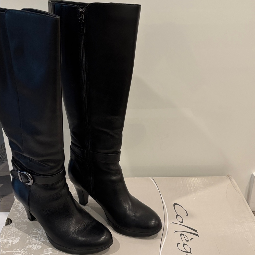 Sleek Black Leather Heeled Boots - Picture 12 of 12
